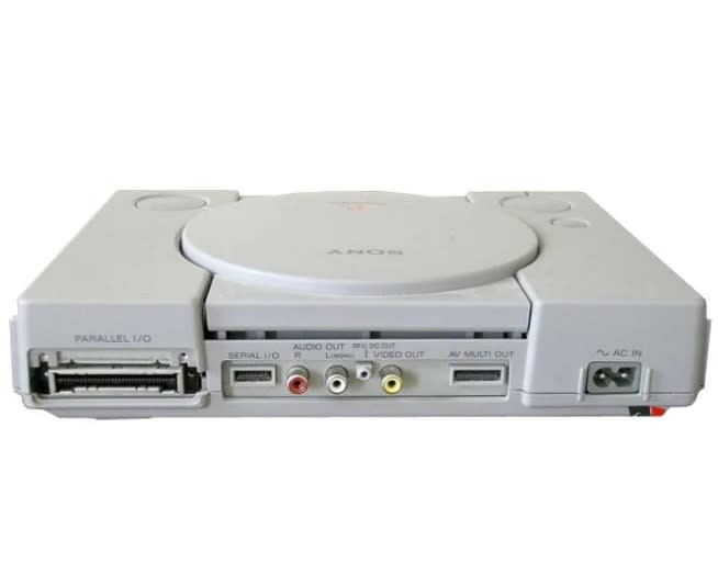 PlayStation modelo SCPH-1001 con sus entradas RCA