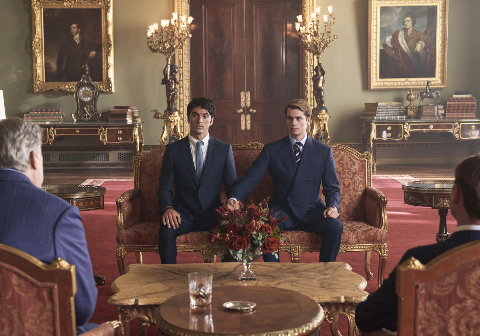 En esta imagen proporcionada por Amazon Prime, Taylor Zakhar Perez, izquierda, y Nicholas Galitzine en una escena de "Red, White & Royal Blue". (Prime Video vía AP)