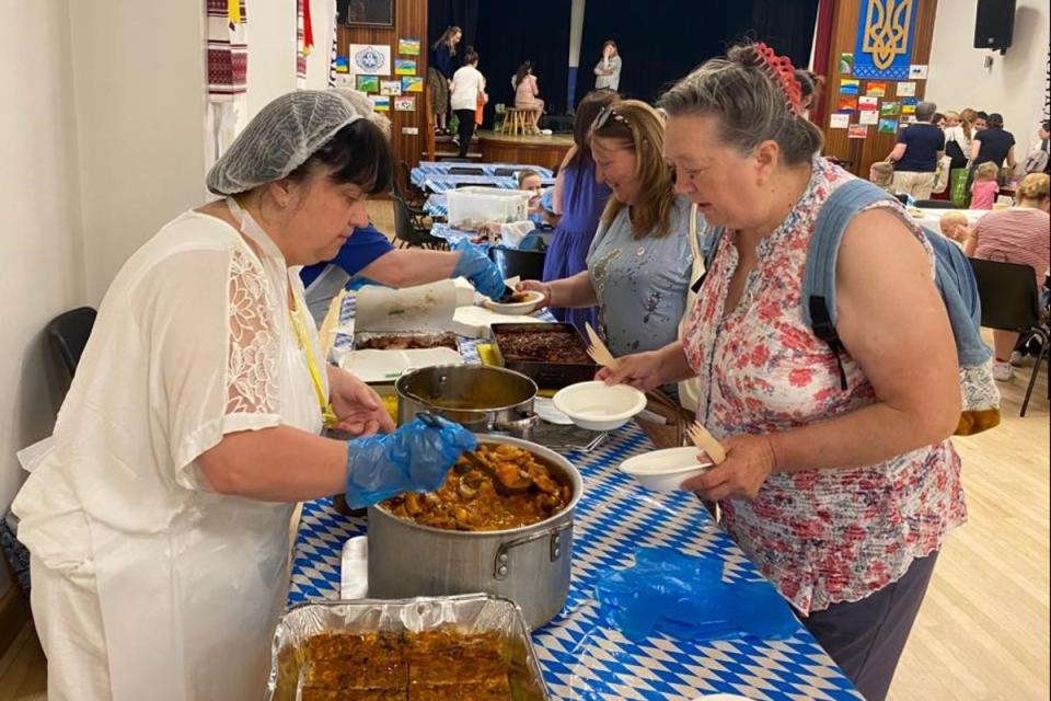 Volunteers serving food  ( )