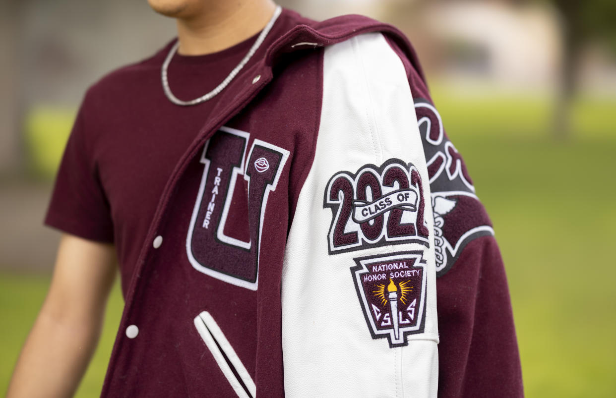 La chaqueta deportiva de un estudiante de último año del bachillerato Uvalde High School, en Uvalde, Texas, el 3 de junio de 2022. (Ivan Pierre Aguirre/The New York Times)
