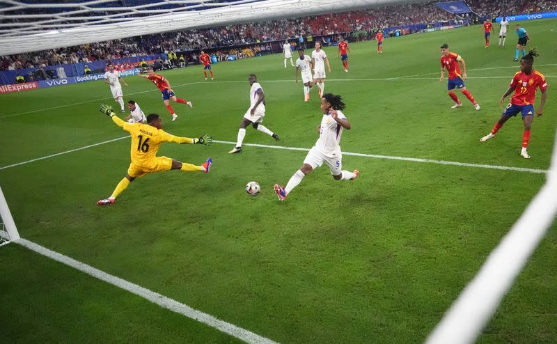 Foto del martes de Dani Olmo marcando el segundo gol de España ante Francia