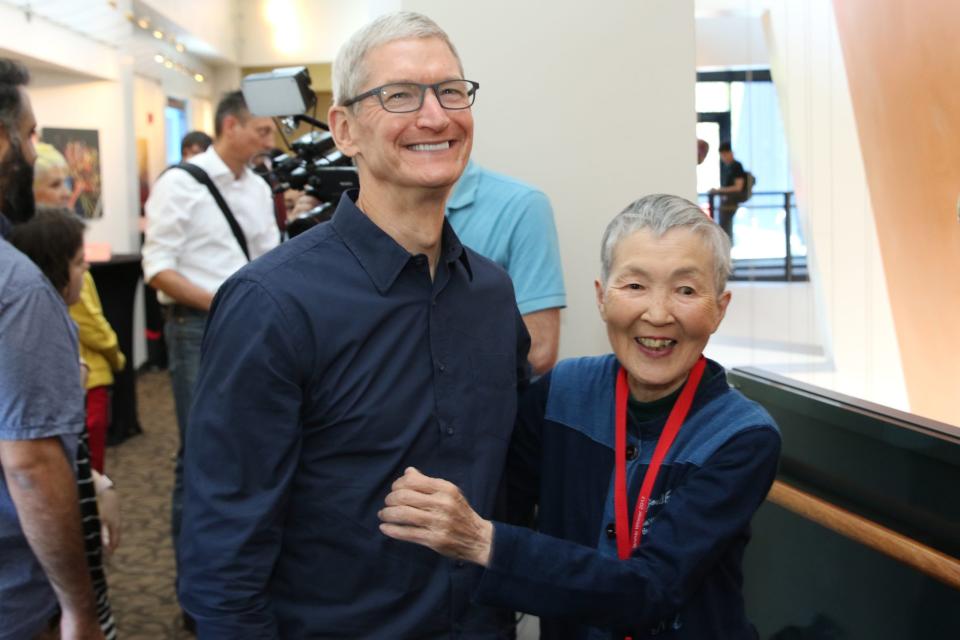 Masako Wakamiya mit dem damaligen Apple-CEO Tim Cook. - Copyright: Christoph Dernbach/dpa 