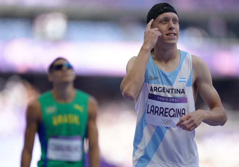 Elián Larregina de Argentina reacciona al término de la serie de 400m masculino en el Stade de France