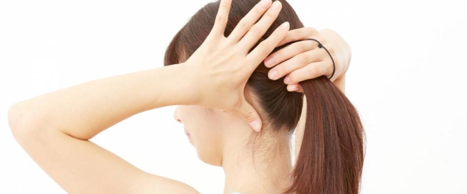 woman tying hair with hair tie