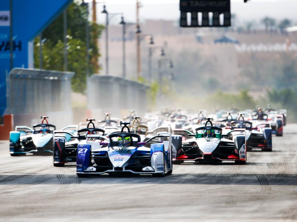 Formula E drivers compete during the 2019 Diriyah E-Prix in Saudia Arabia (Andrew Ferraro / LAT Images)