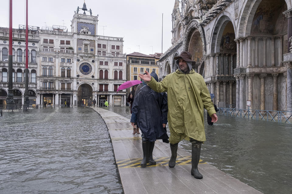 L'Amministrazione comunale di Venezia presenterà richiesta di stato di crisi alla Regione Veneto. Il sindaco Brugnaro: "Tutti i cittadini e le imprese raccolgano materiale utile a dimostrare i danni subiti con fotografie, video, documenti o altro nei prossimi giorni comunicheremo le modalità precise per la richiesta di contributo". Disposta intanto la chiusura delle scuole di Venezia e isole di ogni ordine e grado. (Photo by Stefano Mazzola/Awakening/Getty Images)