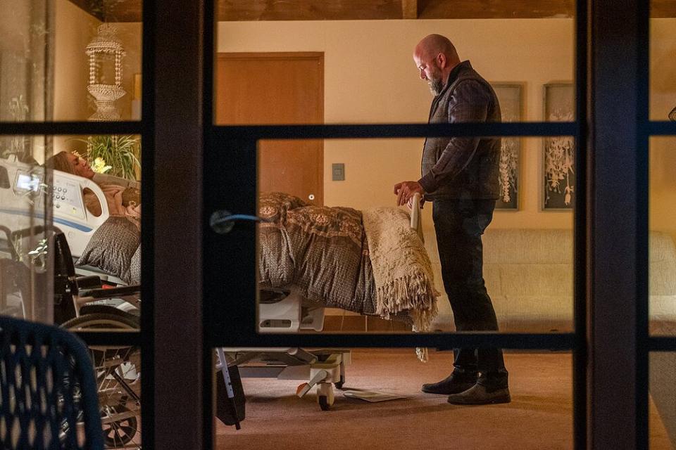 Mandy Moore as Rebecca, Chris Sullivan as Toby in This Is Us