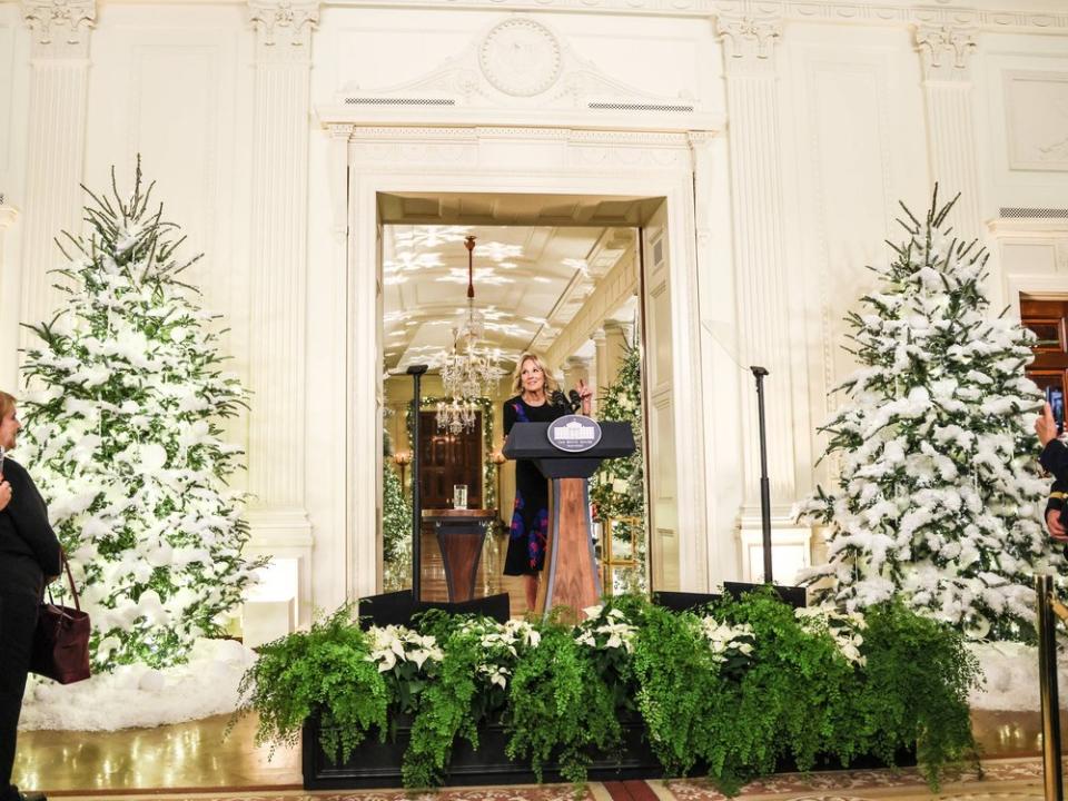 Jill Biden präsentiert ihre Weihnachtsdeko im Weißen Haus. (Bild: imago/UPI Photo)