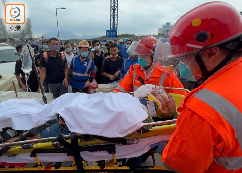 A man was taken to the hospital with blood on his head.  (Photo by Wu Zhenxing)


