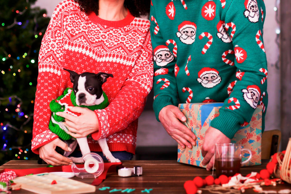 Devenu tendance, le pull de Noël kitsch se décline dans tous les sens (Photo : Getty Images)