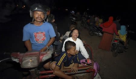 Residents flee to higher ground after an earthquake struck off the west coast of Sumatra, in the city of Padang, West Sumatra, Indonesia March 2, 2016. REUTERS/Iggoy el Fitra/Antara Foto