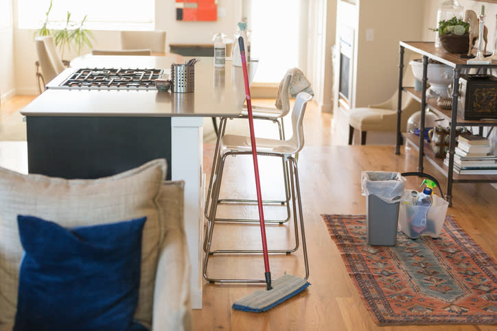 Tener todo lo necesario para dejar el hogar reluciente es casi la mitad de la solución. – Foto: Heshphoto/Getty Images