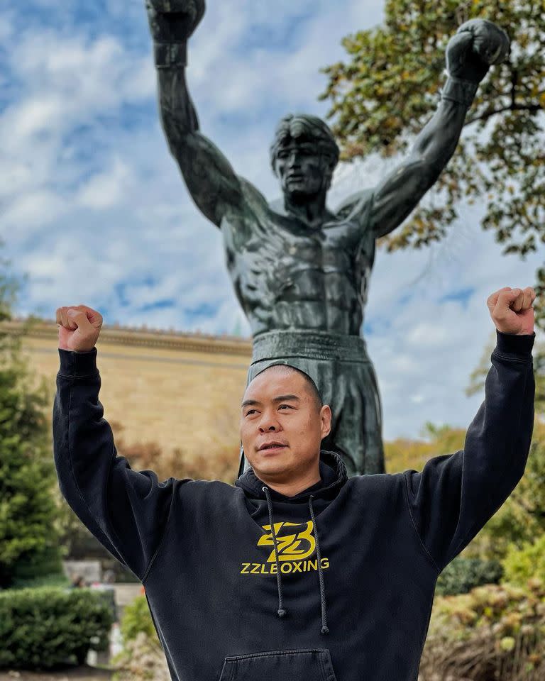 El chino Zhilei Zhang, en Filadelfia, delante de la estatua de Rocky