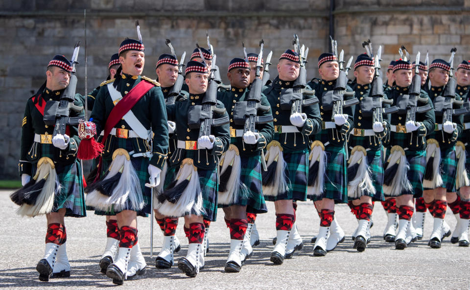 Schottische Soldaten bei der Parade vor dem Palast Holyroodhouse in Edinburgh. (Bild: Lesley Martin/Pool via REUTERS)