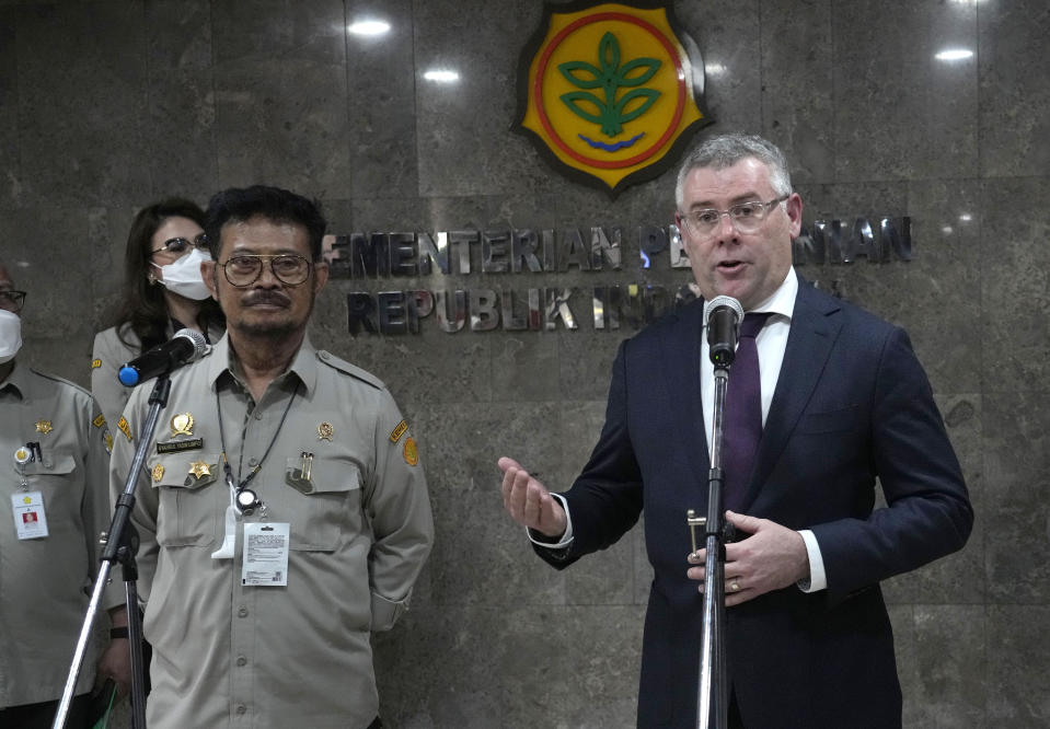 Australian Agriculture Minister Murray Watt, right, speaks to the media as his Indonesian counterpart Syahrul Yasin Limpo listens during a joint press conference after their meeting in Jakarta, Indonesia, Thursday, July 14, 2022, (AP Photo/Tatan Syuflana)