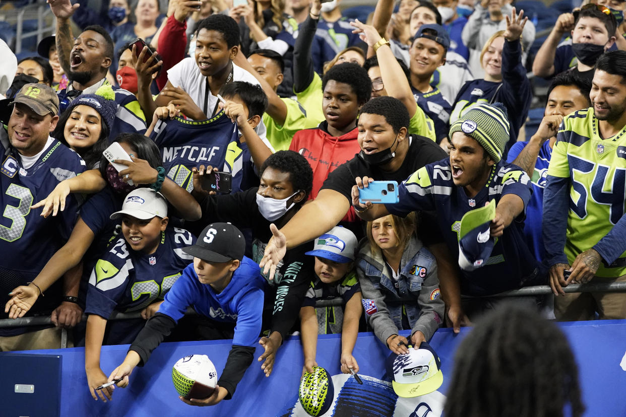 Image: Seattle Seahawks  fans (Elaine Thompson / AP file)