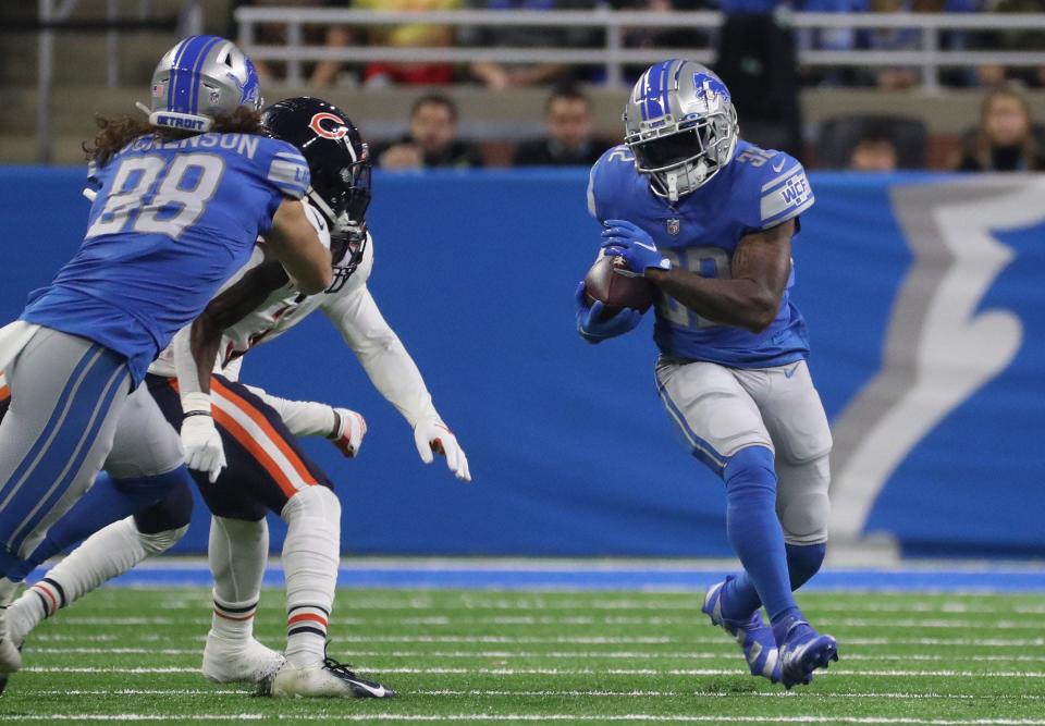 Detroit Lions running back D&#39;Andre Swift runs the ball against the Chicago Bears during the first half Thursday, Nov. 25, 2021, at Ford Field.