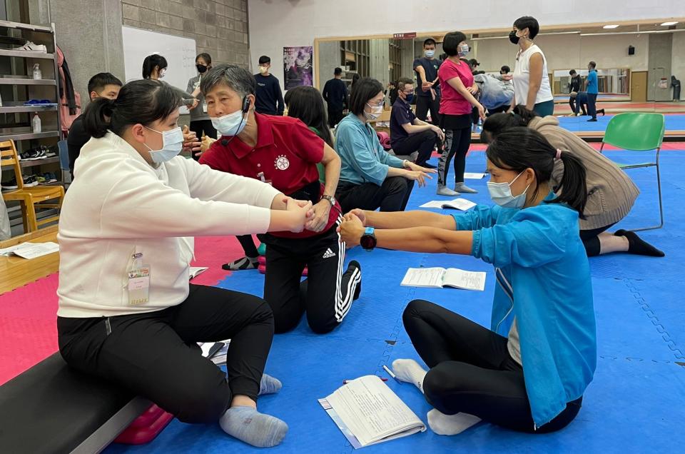 體育署考量近年國內運動健身市場蓬勃發展，專業體適能指導人員人力需求擴大，因此從去年起，與各縣市政府合作辦理國民體適能指導員檢定考試。（體育署提供）