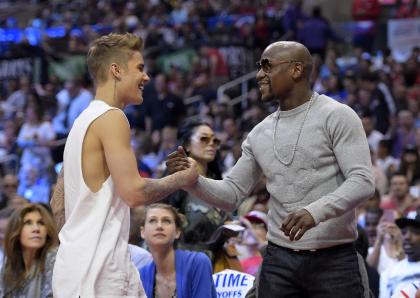 Floyd Mayweather Jr., right, with Justin Bieber, sold roughly 900,000 pay-per-views in his fight with Marcos Maidana. (Mark J. Terrill/Associated Press)