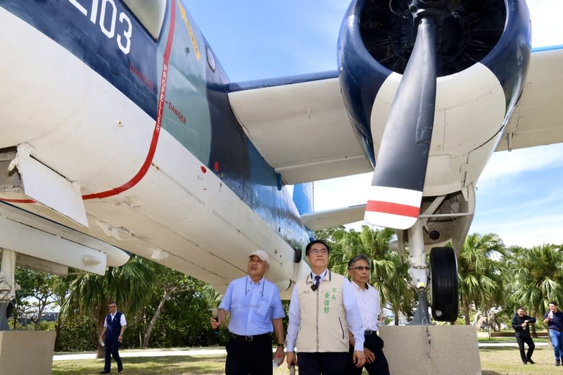 台南安平港濱公園將陳設6架除役軍機 台南市安平港濱歷史公園預定陳設6架除役軍機，7月 底將全數組裝完成，台南市長黃偉哲（中）18日前往 視察。 （台南市政府提供） 中央社記者張榮祥台南傳真  113年6月18日 