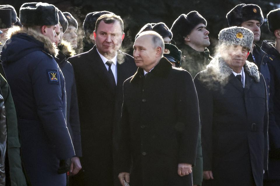 Russlands Präsident Waldimir Putin (M.) am Rande einer Zeremonie zum Feiertag "Tag des Verteidigers des Vaterlandes". - Copyright: picture alliance / ASSOCIATED PRESS | Valery Sharifulin