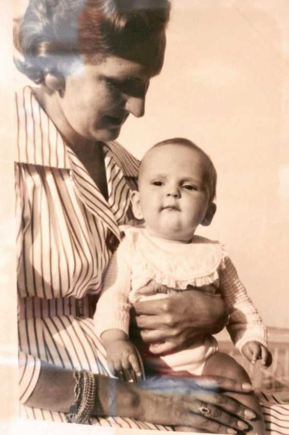 Isabel San Sebastián de bebé, junto a su madre