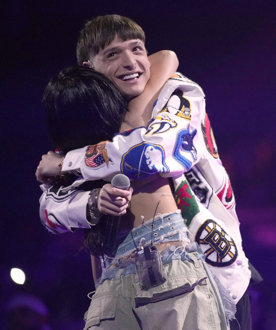 Becky G, izquierda, y Peso Pluma se abrazan tras su presentación en los Latin American Music Awards el jueves 20 de abril de 2023 en la arena MGM Grand Garden en Las Vegas. (Foto AP/John Locher)