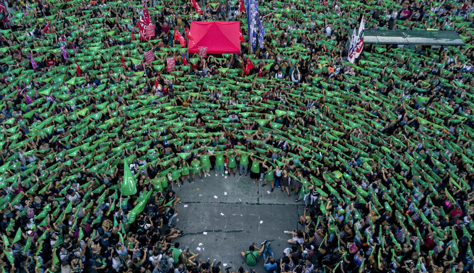 Activistas en favor de la despenalización del aborto levantan pañuelos verdes afuera del Congreso en Buenos Aires, Argentina, el martes 19 de febrero de 2019. (AP Foto/Tomas F. Cuesta)