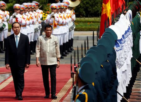 Philippines President Rodrigo Duterte (R) reviews the guard of honour with his Vietnamese counterpart Tran Dai Quang during a welcoming ceremony at the Presidential Palace in Hanoi, Vietnam September 29, 2016. REUTERS/Kham