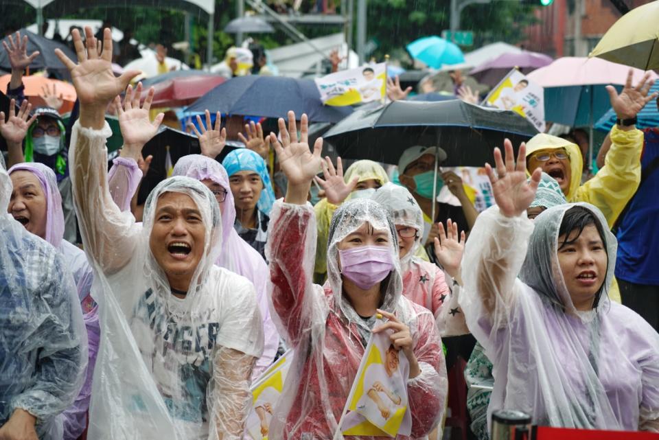 民眾比出五的手勢，高喊：「我高雄 我驕傲！」。   圖：張良一/攝