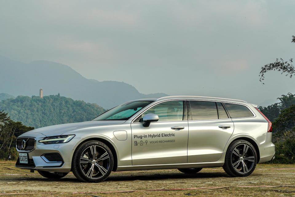 V60 T6 Inscription 車側擁有鍍鉻窗框飾條、整合式鋁合金車頂載物軌。