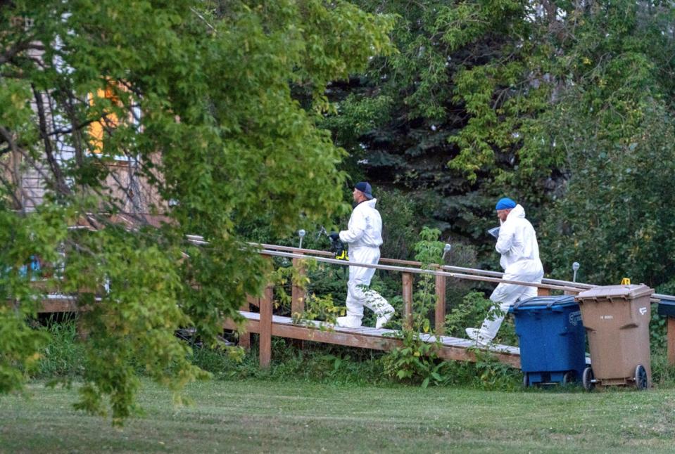 Investigators enter a house at the scene of a stabbing in Weldon, Saskatchewan, Sunday, Sept. 4, 2022 (The Canadian Press)