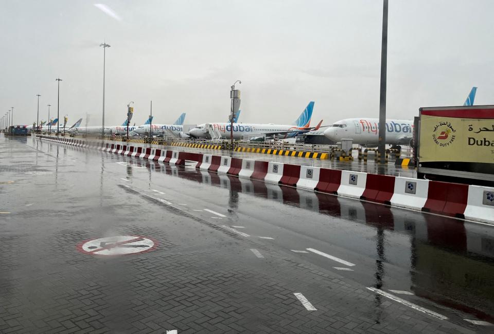2024年4月17日，阿拉伯聯合大公國杜拜，從杜拜機場巴士看見外面的積水情況。美聯社