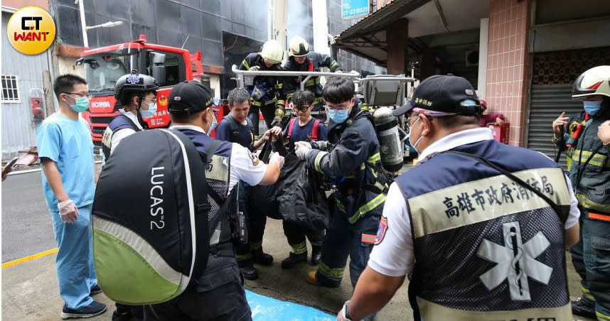 救援人員將傷者抬上擔架送醫。（圖／宋岱融攝）