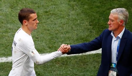 El ariete francés Antoine Griezmann saluda a su técnico Didier Deschamps tras ser sustituido frente a Dinamarca por el grupo C de la Copa del Mundo de la FIFA en Moscú, jun 26, 2018. REUTERS/Axel Schmidt