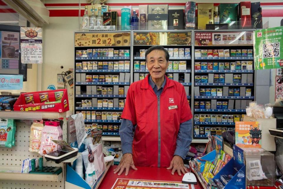 劉秀明快 80 歲了，每天還是站在收銀臺，為民眾結帳（攝影／林煒凱）