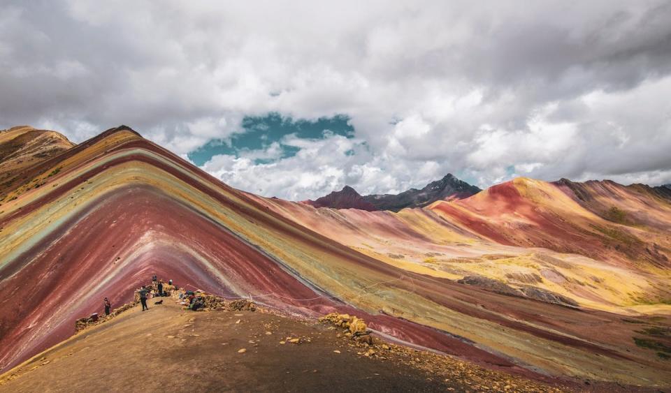 Vinicunca, llamada también montaña de siete colores, montaña localizada en la zona de Cuzco, en Perú. <a href="https://unsplash.com/es/fotos/hjanvZlqoB8" rel="nofollow noopener" target="_blank" data-ylk="slk:McKayla Crump/Unsplash;elm:context_link;itc:0;sec:content-canvas" class="link ">McKayla Crump/Unsplash</a>