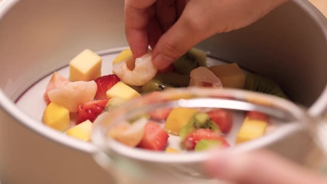 Arranging fruits for the first agar agar layer