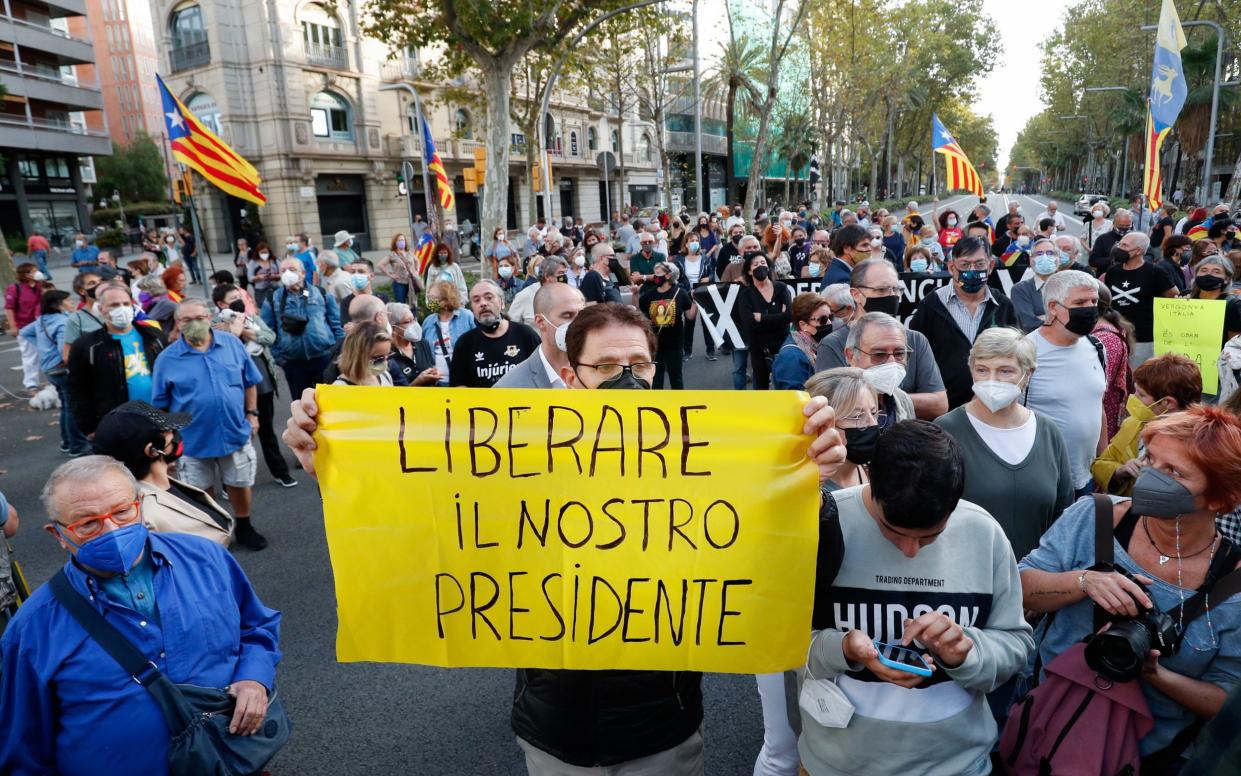 People demonstrate in Barcelona following the arrest of former Catalan government head Carles Puigdemont - ALBERT GEA /REUTERS