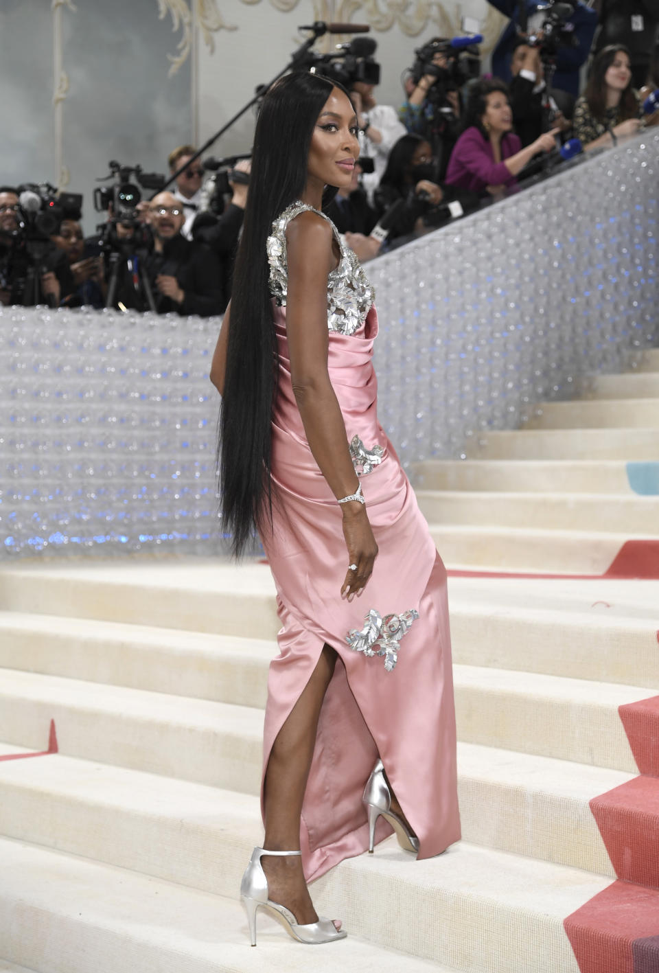 Naomi Campbell llega a la gala del Instituto del Vestido del Museo Metropolitano de Arte para celebrar la inauguración de la exposición "Karl Lagerfeld: A Line of Beauty" el lunes 1 de mayo de 2023 en Nueva York. (Foto Evan Agostini/Invision/AP)