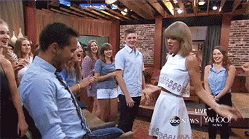 taylor swift dances with audience in new york yahoo livestream