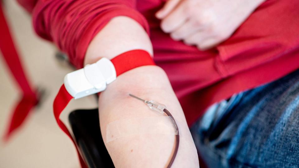 Für planbare Eingriffe und Notfälle sind Blutkonserven nötig - und diese sind im Sommer gewöhnlich knapper.
