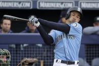 ARCHIVO - En esta foto del 22 de febrero de 2019, Ichiro Suzuki de los Marineros de Seattle durante un turno al bate en un juego de exhibición en Peoria, Arizona. (AP Foto/Charlie Riedel)