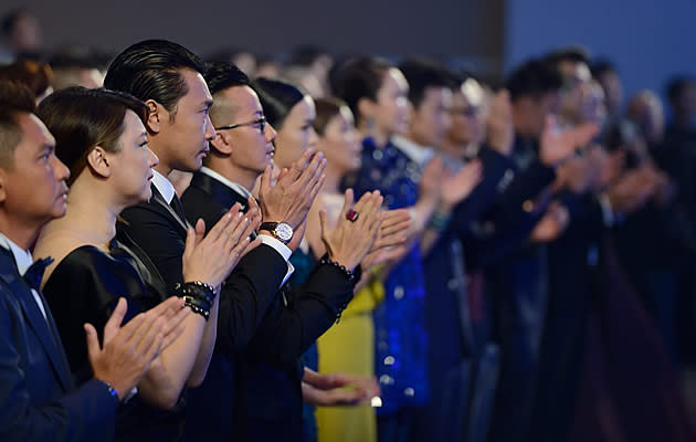 Stars stand up and give a standing ovation after the late Huang Wenyong's Top 10 Popular Male Artiste Award is announced (Yahoo! Photo / Liew Tong Leng)