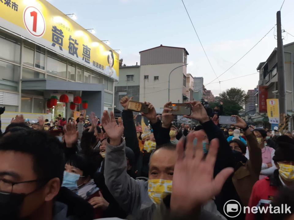 黃敏惠在寒風中當選連任，支持者相當振奮。   圖：蔡坤龍/攝