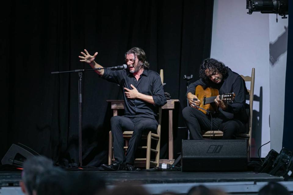 El cantaor José Díaz “El Cachito” y José Luis de la Paz, guitarrista y compositor de la música de “Callejón flamenco”.