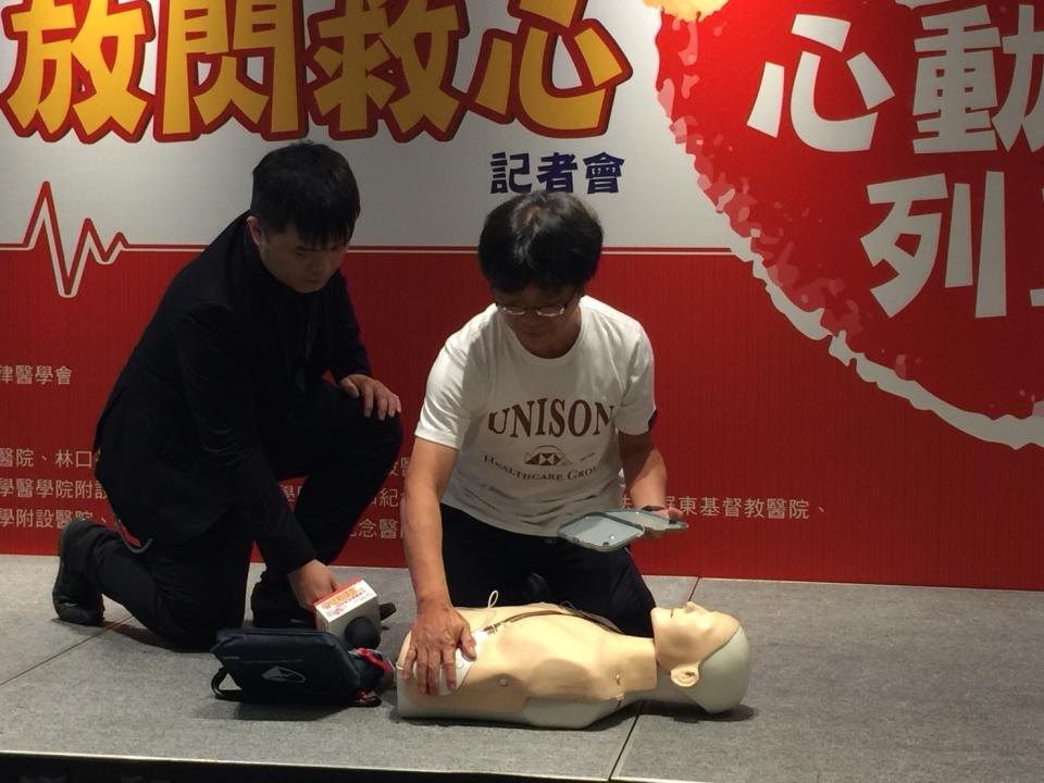按照AED指示跟著做，人人可以搶救生命。（圖：記者畢翠絲／攝）