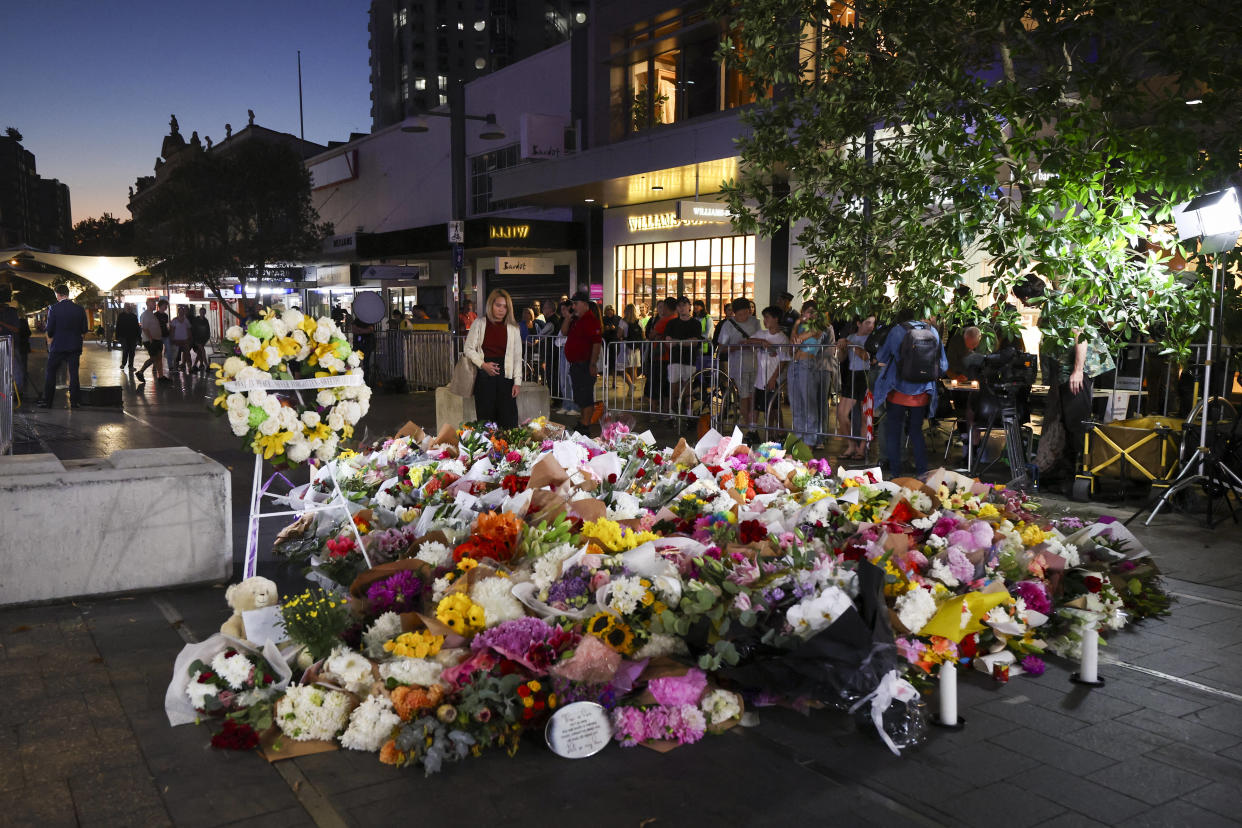 Australie : l’auteur de l’attaque au couteau « s’est concentré sur les femmes » pendant son attaque, dit la police (Photo de fleurs et marques d’hommage devant le centre commercial Westfiled le 14 avril 2024 après l’attaque au couteau qui a fait six morts) 