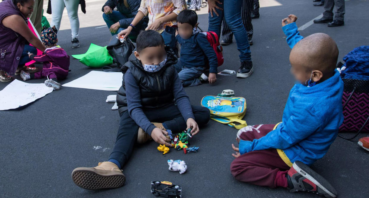 Protesta por falta de medicamentos en el Aeropuerto Internacional de la Ciudad de México | CUARTOSCURO.COM