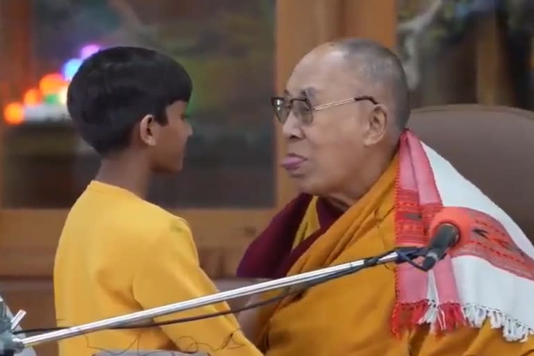 En un momento, durante la ceremonia, el Dalai Lama le pide al chico que le 